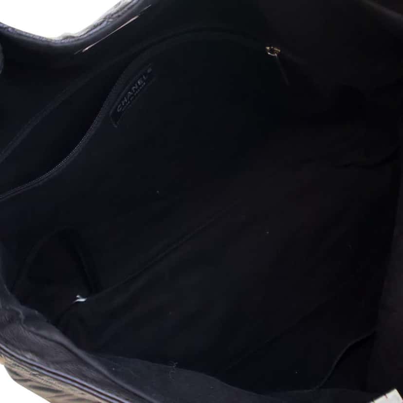 Chanel Reissue Quilted Caviar Messenger Flap Black Leather Good condition - Model View