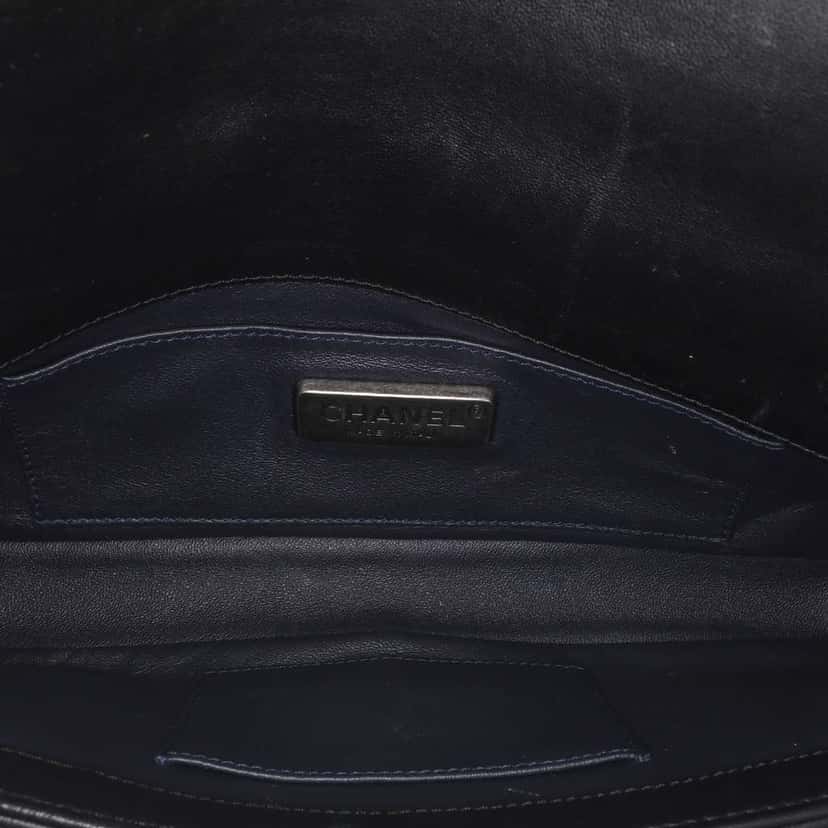 Chanel Shearling East West Boy Flap Black Good condition - Model View