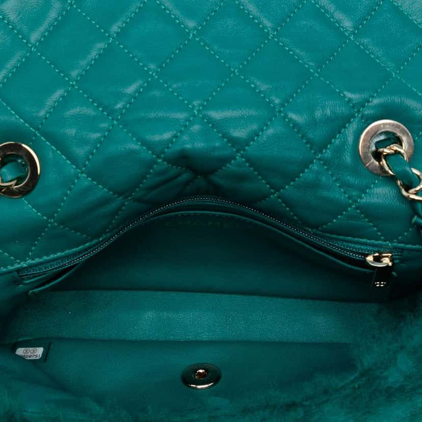 Chanel Small CC Shearling Single Flap Green Good condition - Model View