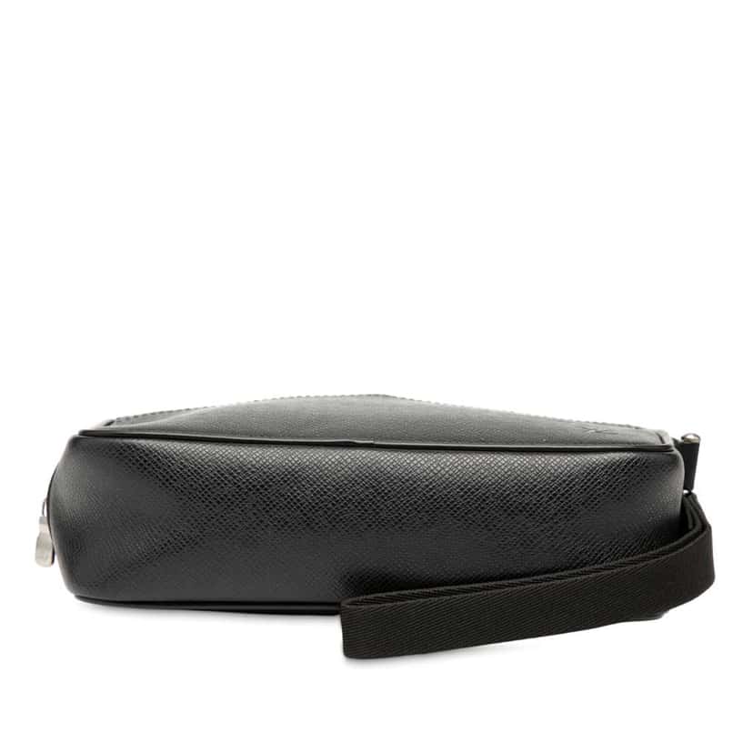 Louis Vuitton Taiga Pochette Kaluga Black Leather Good condition - Inside View