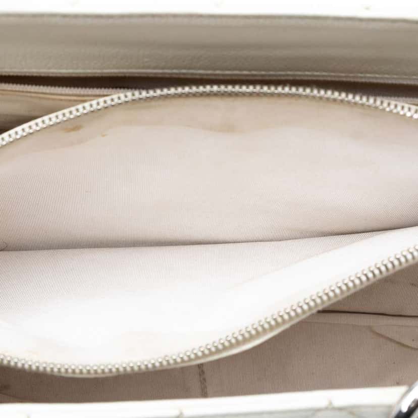 Chanel Caviar Grand Shopping Tote White Leather Very good condition - Model View