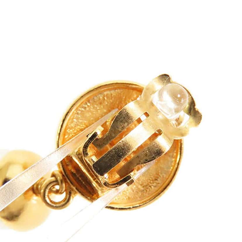 Chanel CC Gold Plated Faux Pearl Drop Clip On Earrings Gold Metal Very good condition - Model View
