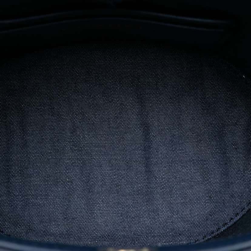 Chanel Small Quilted Lambskin Resin Elegant Chain Tubular Vanity Case Blue Leather Good condition - Model View