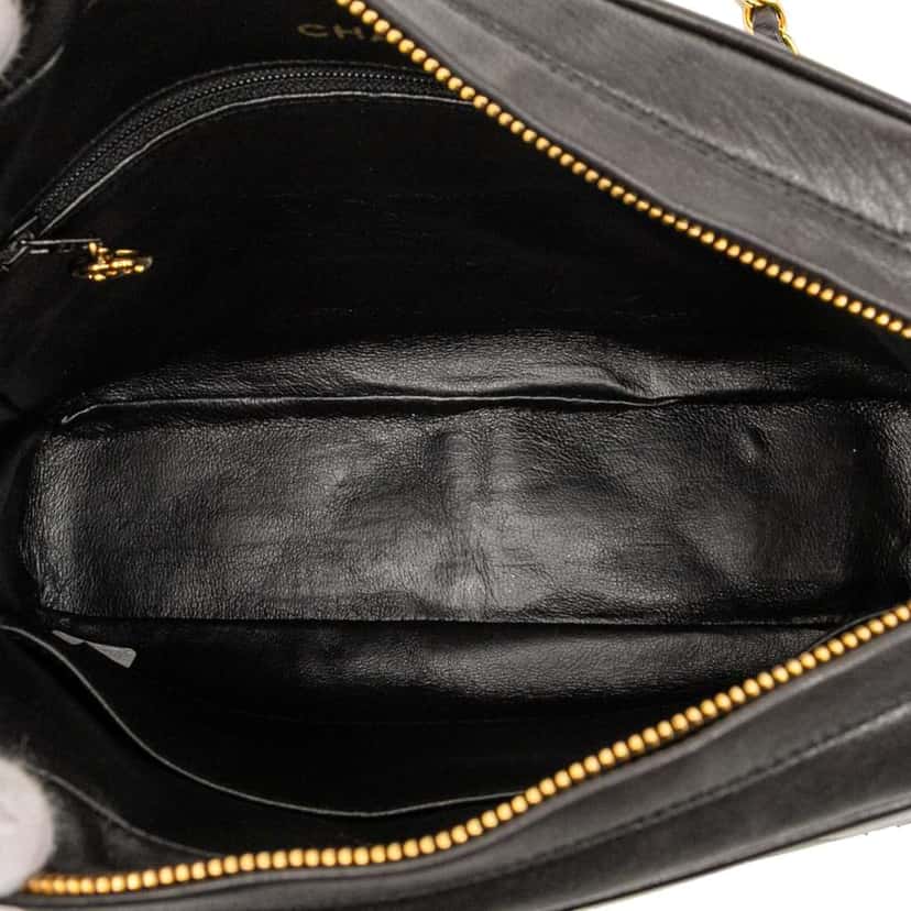 Chanel Small CC Quilted Lambskin Tassel Flap Camera Bag Black Leather Good condition - Model View