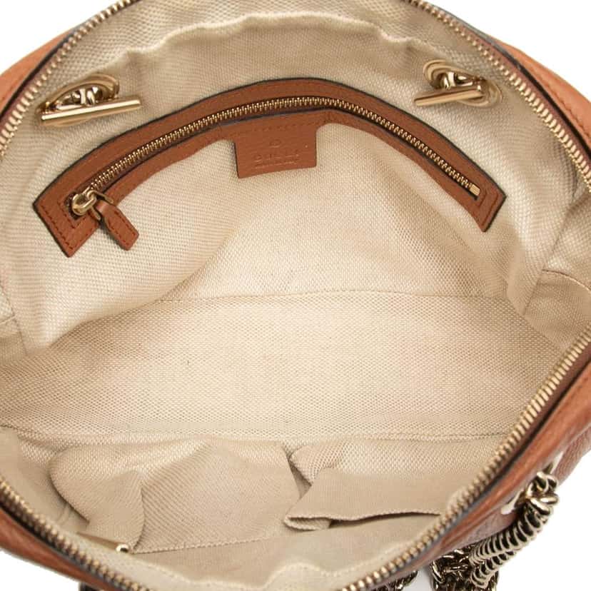 Gucci Pebbled Leather Soho Chain Zip Shoulder Bag Brown Leather Good condition - Model View