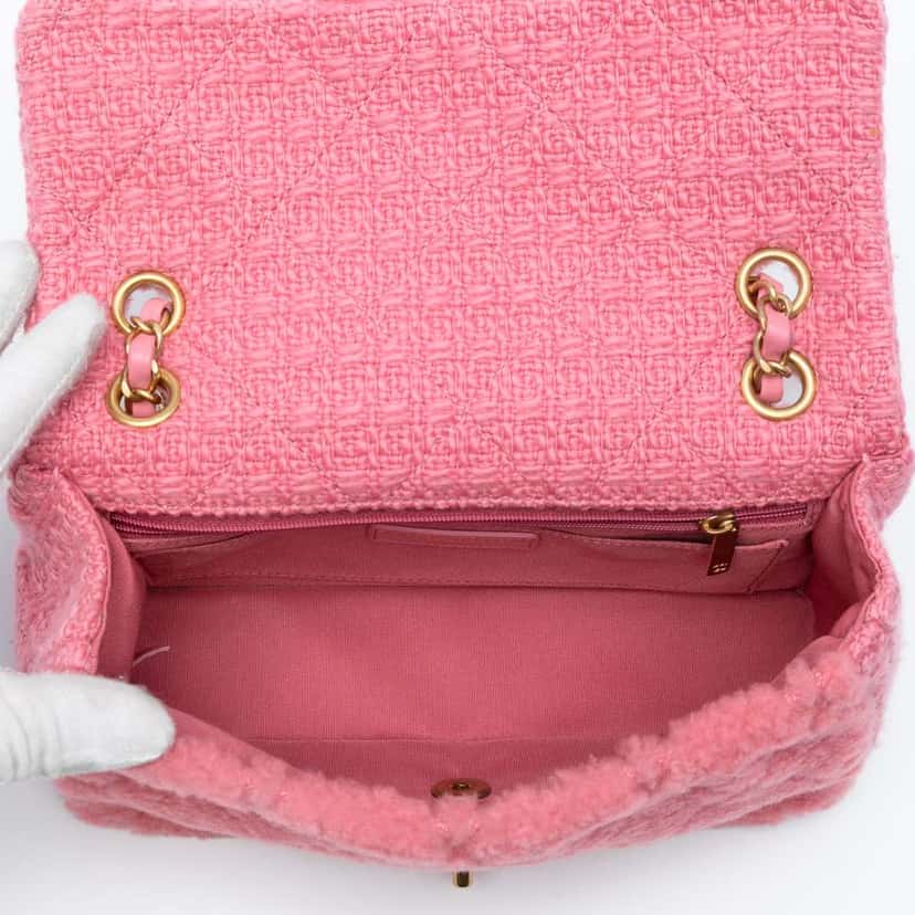 Chanel CC Quilted Shearling and Tweed Single Flap Pink Wool Very good condition - Model View