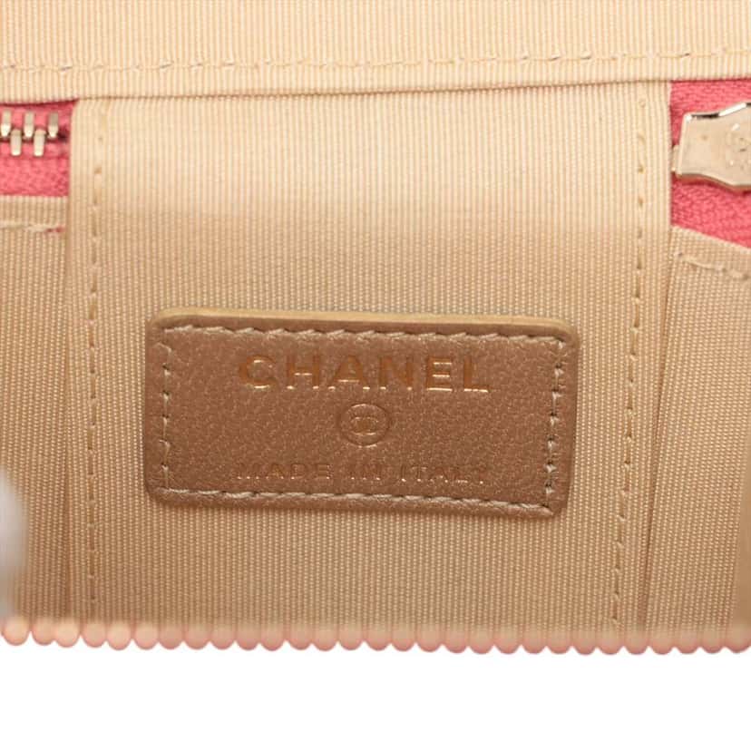 Chanel Mini Quilted Lambskin Pearl Crush Vanity Case With Chain Pink Leather Very good condition - Model View