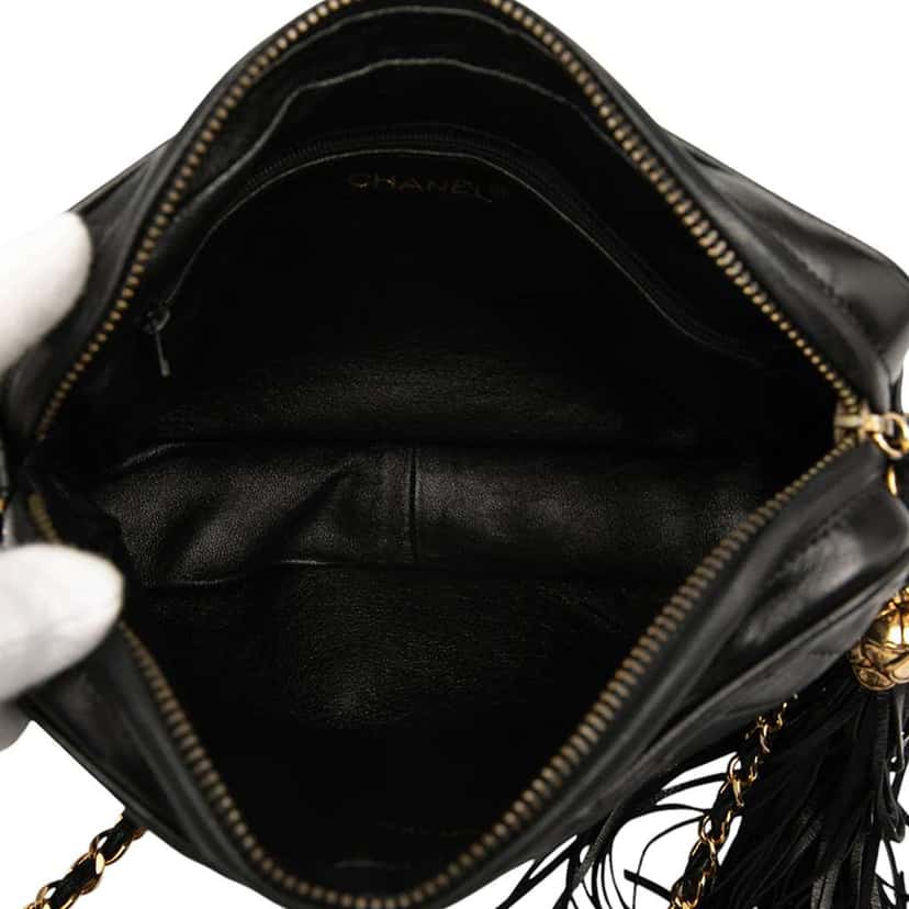 Chanel CC Chevron Quilted Lambskin Tassel Camera Case Black Leather Good condition - Model View