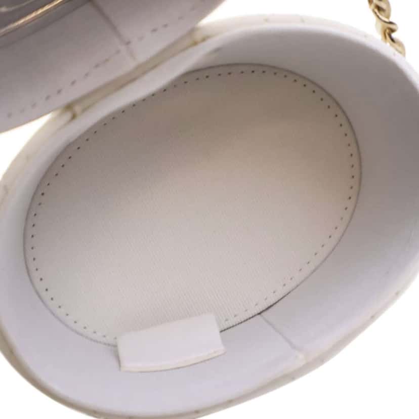 Chanel Mini Quilted Lambskin CC Allure Vanity Case White Leather Good condition - Model View