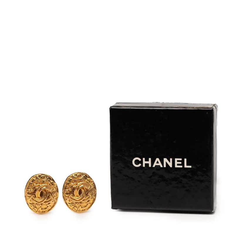 Chanel Gold Plated CC Oval Clip on Earrings Gold Metal Good condition - Model View