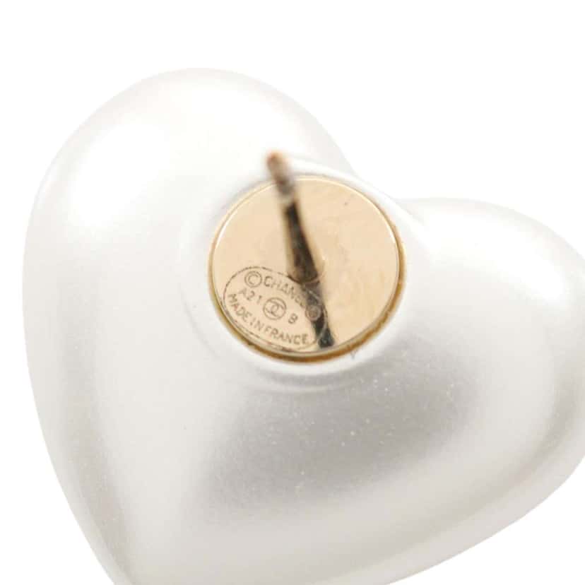 Chanel CC Gold Plated Faux Pearl and Rhinestone Heart Earrings White Very good condition - Box View
