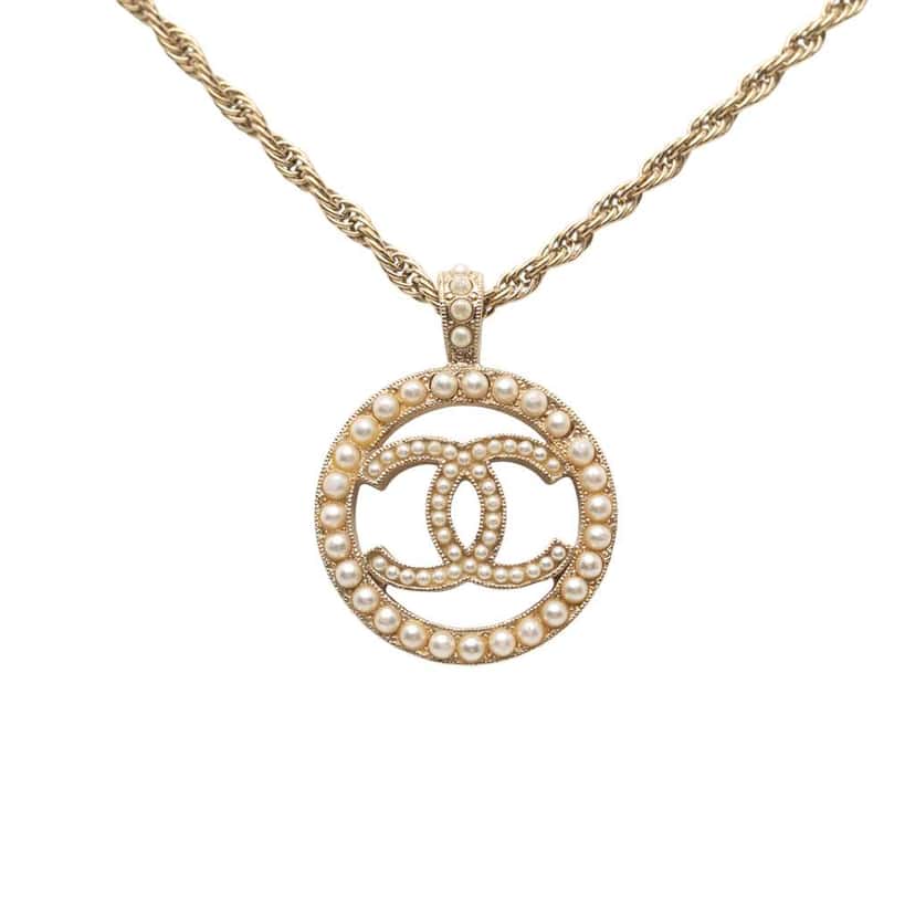 Chanel Gold Plated Faux Pearl CC Round Pendant Necklace Gold Metal Good condition - Front View