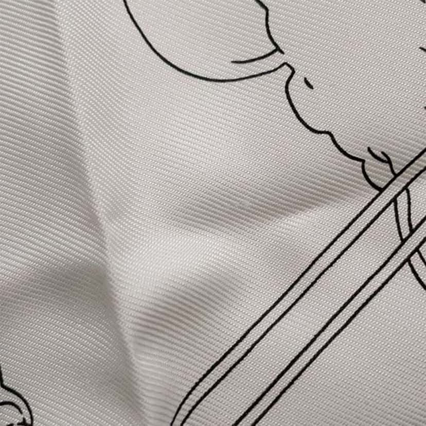 Hermès Flagship Silk Scarf 90 Grey Silk Good condition - Model View