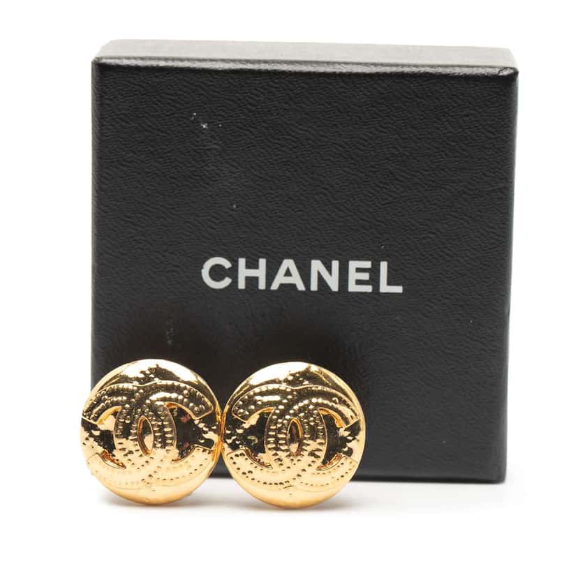 Chanel Gold Plated CC Round Clip On Earrings Gold Metal Good condition - Model View