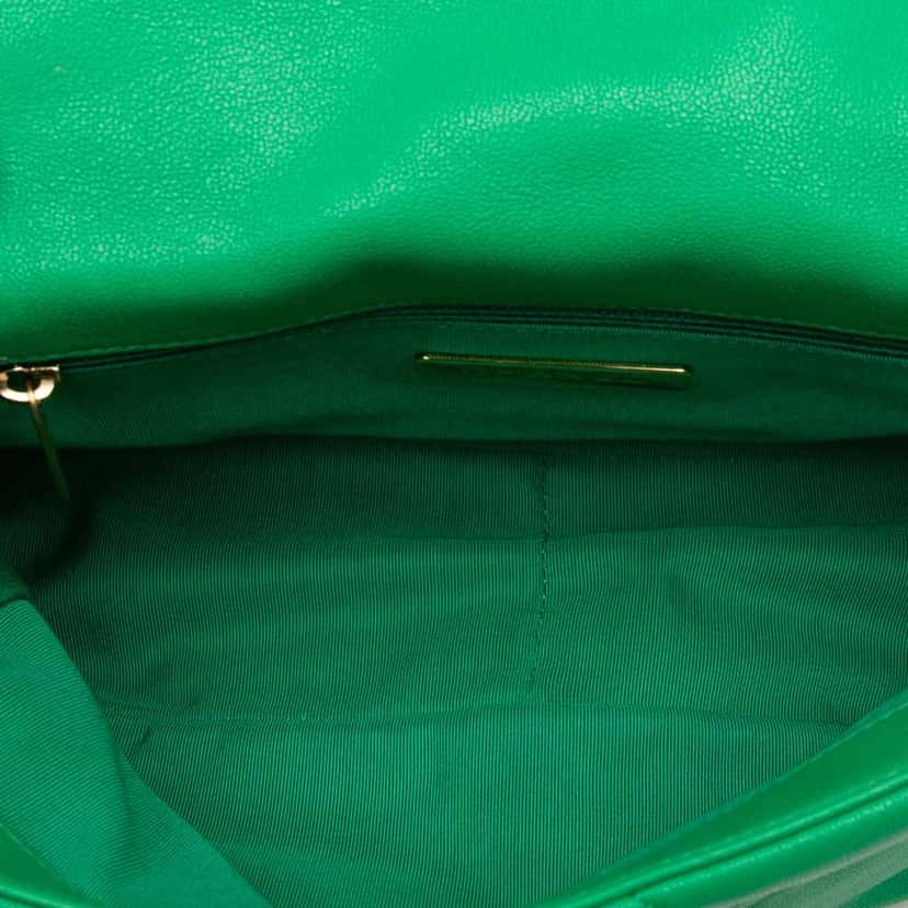 Chanel Medium Lambskin 19 Flap Green Leather Very good condition - Model View