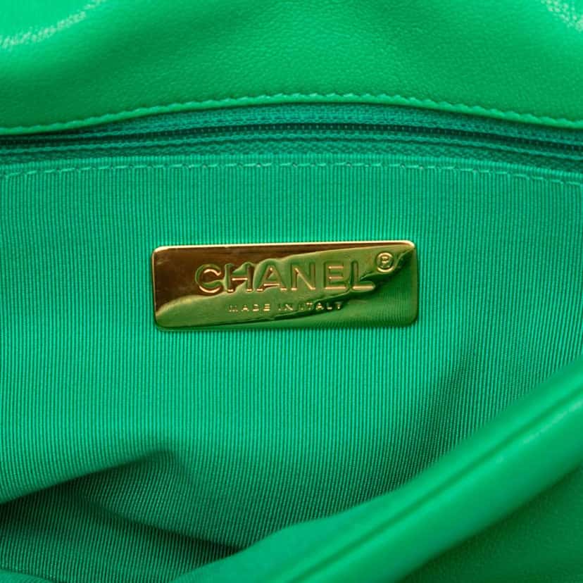 Chanel Medium Lambskin 19 Flap Green Leather Very good condition - Box View