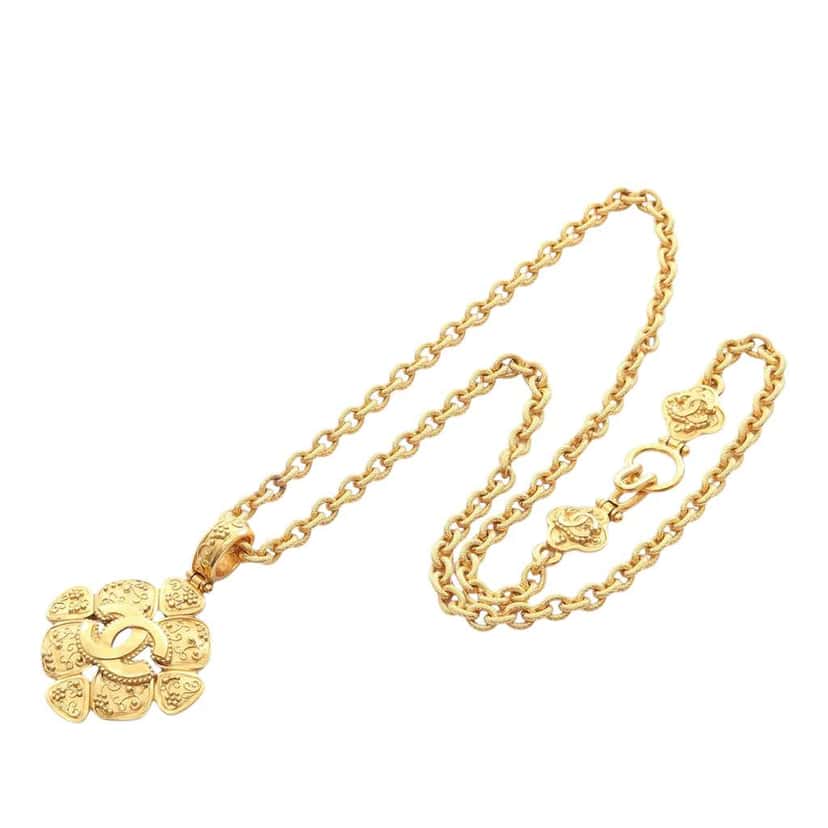 Chanel CC Gold Plated Arabesque Clover Pendant Necklace Gold Metal Good condition - Front View