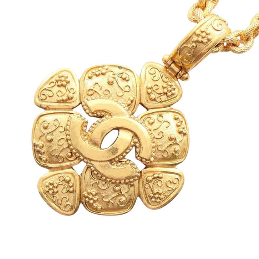Chanel CC Gold Plated Arabesque Clover Pendant Necklace Gold Metal Good condition - Back View