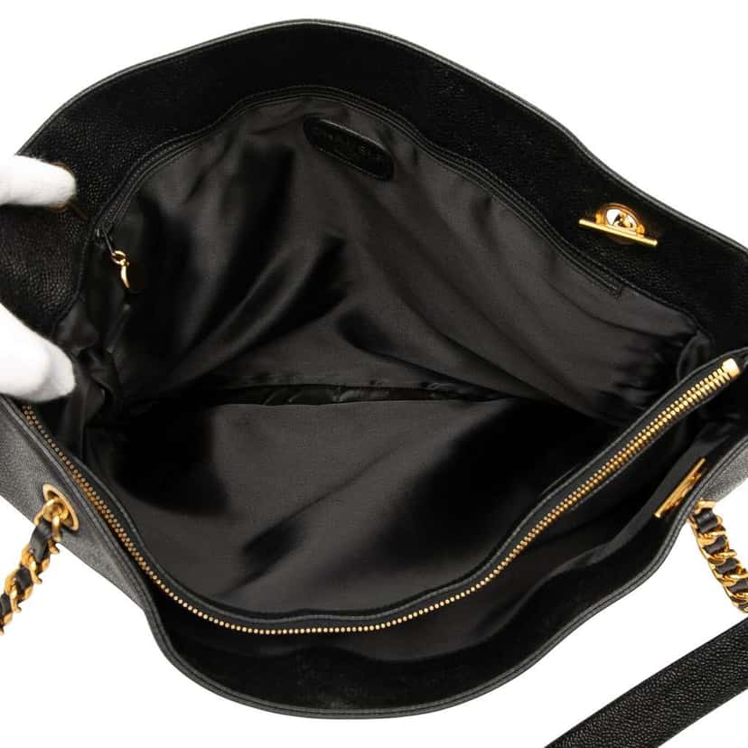Chanel CC Caviar Chain Tote Black Leather Good condition - Model View