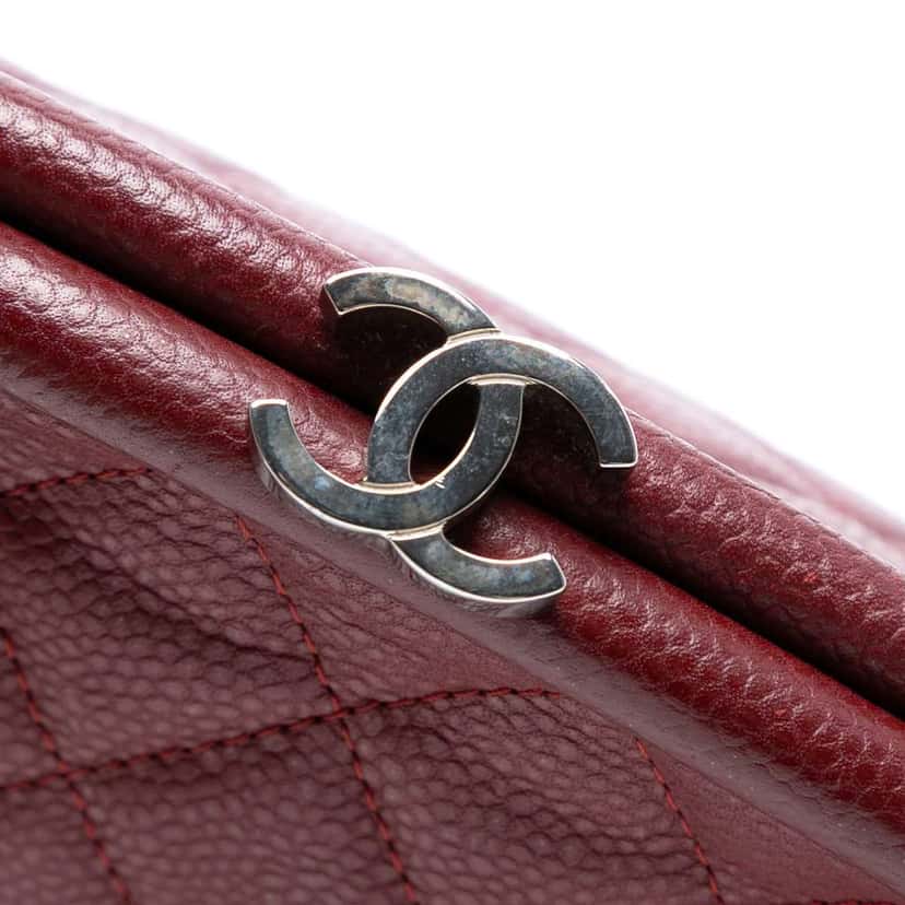 Chanel Quilted Caviar Timeless Kisslock Clutch Red Leather Good condition - Box View