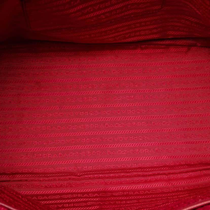 Prada Large Saffiano Lux Galleria Satchel Red Leather Good condition - Model View