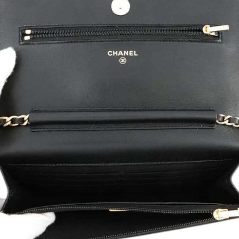 Chanel CC Quilted Lambskin Coco Casino Wallet On Chain Black Leather Good condition - Model View