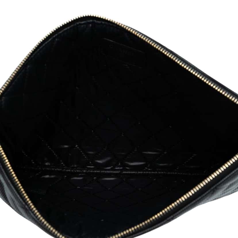 Chanel Medium Quilted Calfskin Pixel Effect O Case Clutch Black Leather Good condition - Model View