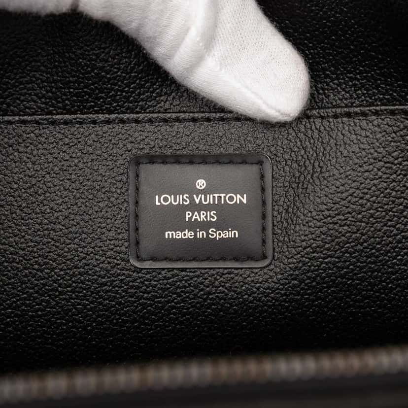 Louis Vuitton Taiga Toiletry Pouch GM Black Leather Good condition - Box View