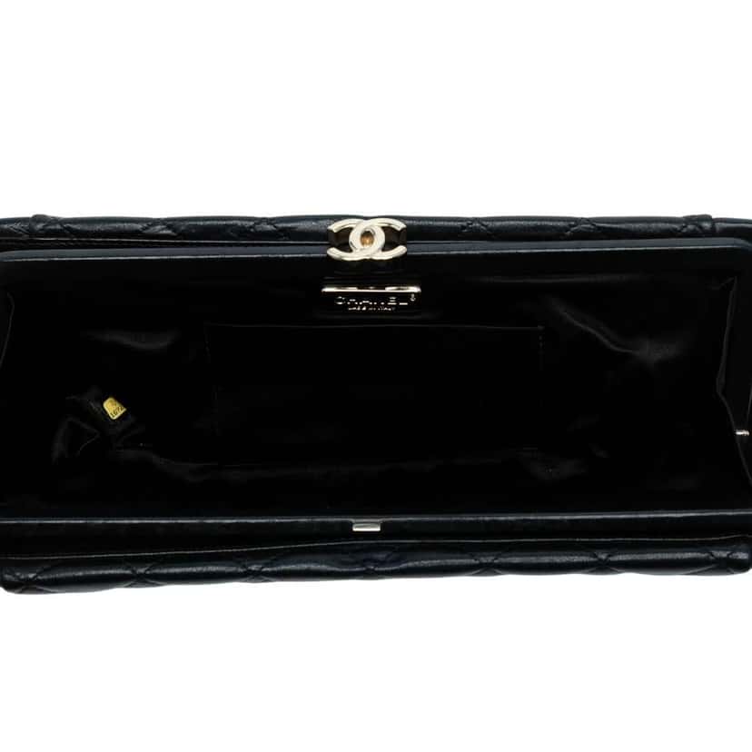 Chanel CC Quilted Lambskin Pleated Frame Clutch Black Leather Good condition - Model View