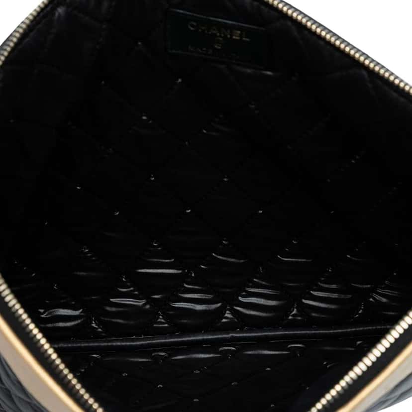 Chanel CC Bicolor Quilted Lambskin Clutch Black Leather Good condition - Model View
