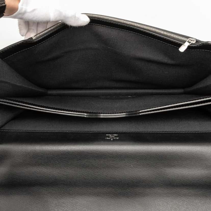 Louis Vuitton Taiga Robusto 2 Black Leather Good condition - Model View