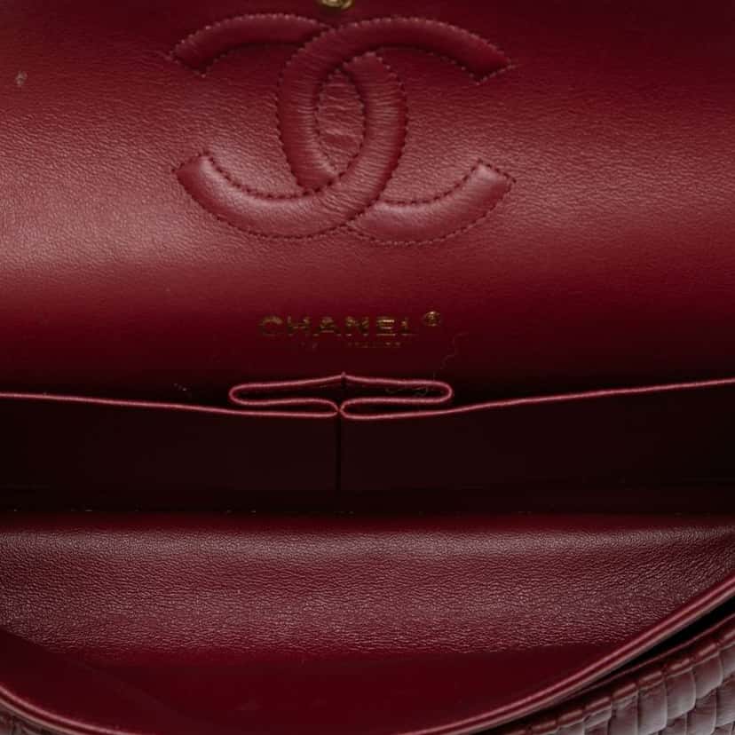 Chanel Medium Classic Chevron Calfskin Pleated Double Flap Red Leather Good condition - Model View