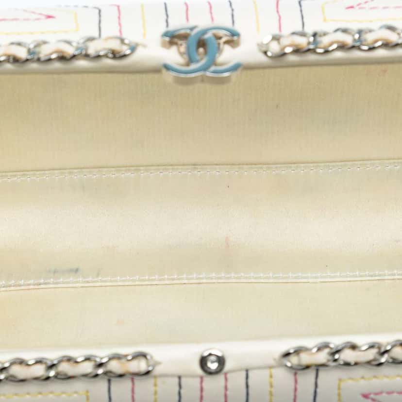 Chanel Quilted Calfskin Korean Garden Clutch on Chain White Leather Good condition - Model View