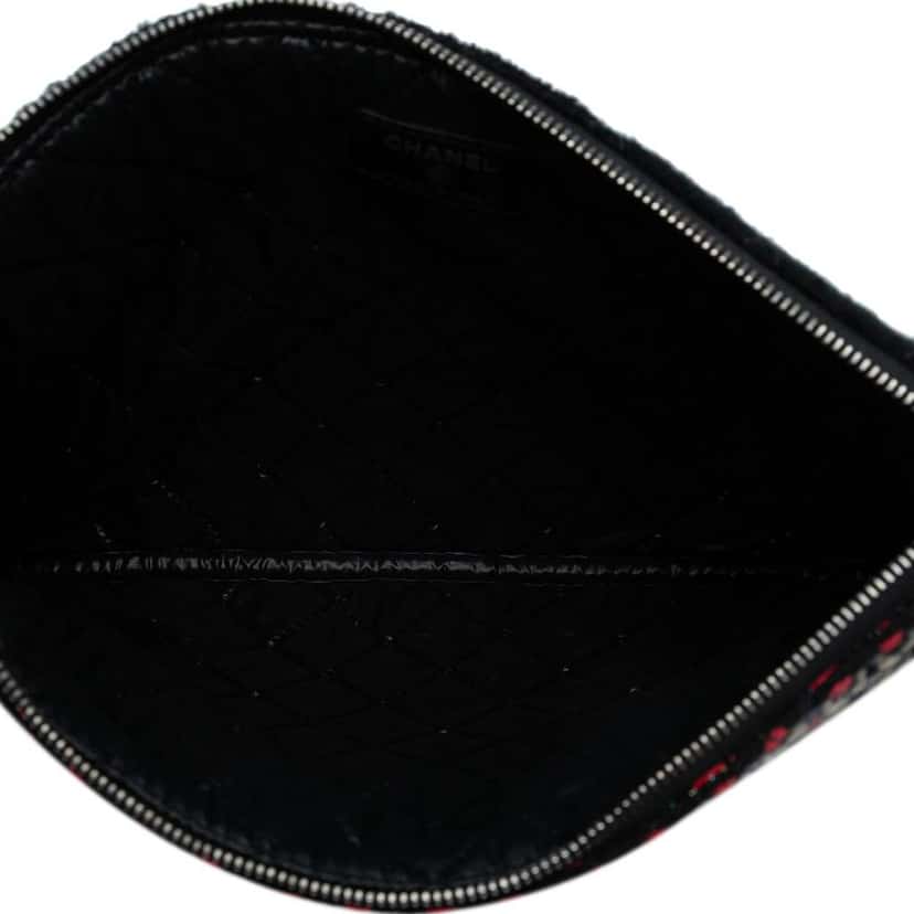 Chanel Quilted Tweed and Wool Cosmetic Pouch Blue Tweed Good condition - Model View