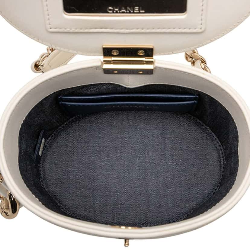 Chanel CC Lambskin Elegant Chain Vanity Case White Leather Good condition - Model View