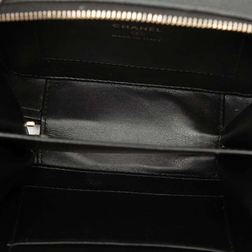 Chanel Mini Caviar CC Filigree Vanity Case Black Leather Good condition - Model View