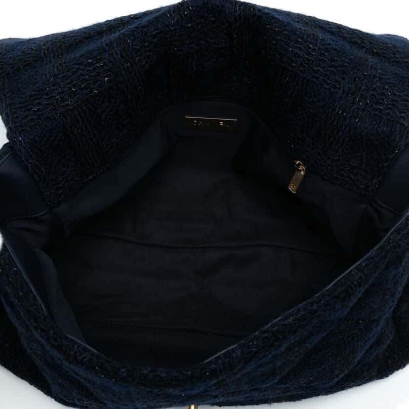 Chanel Maxi Tweed 19 Flap Black Tweed Good condition - Model View