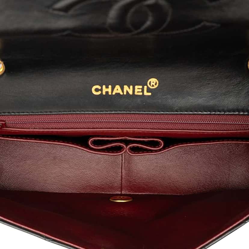 Chanel Medium Quilted Lambskin Full Flap Black Leather Good condition - Model View