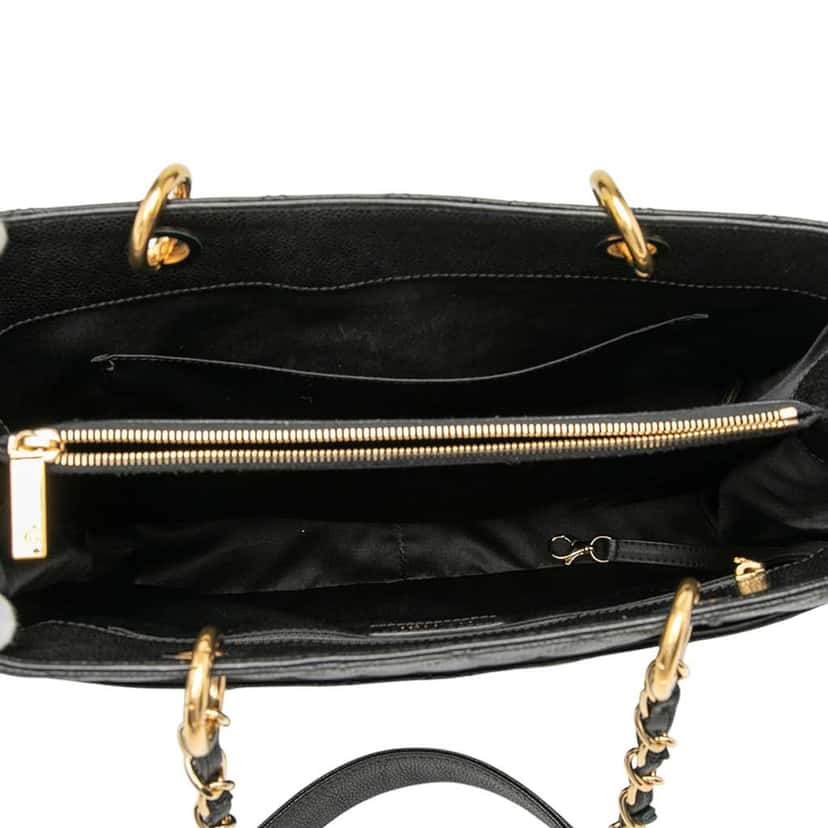 Chanel Caviar Grand Shopping Tote Black Leather Good condition - Model View