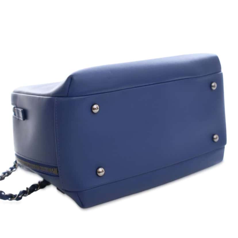 Chanel Medium Calfskin Trendy CC Bowling Bag Blue Leather Good condition - Model View