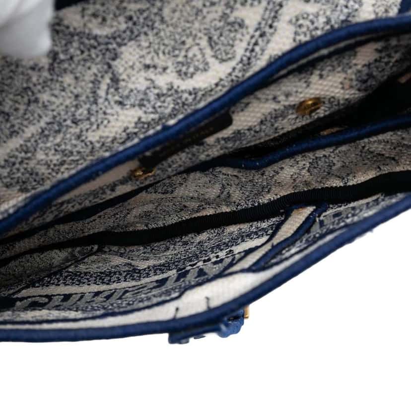 Dior Canvas Embroidered Toile de Jouy Saddle Bag Blue Canvas Good condition - Model View
