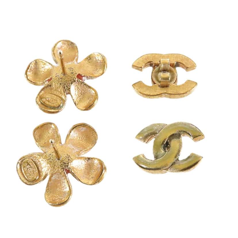 Chanel Gold Plated Resin CC Flower Push Back Earrings Orange Good condition - Model View