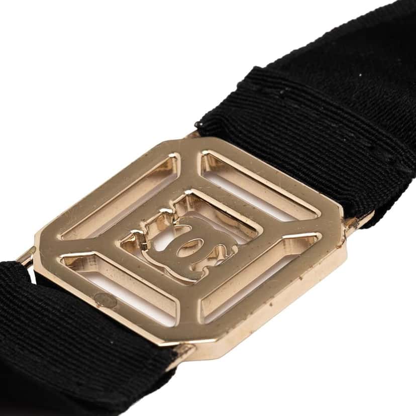 Chanel Gold Plated Rhinestones Embellished Snowflake Pendant Necklace Gold Metal Good condition - Model View