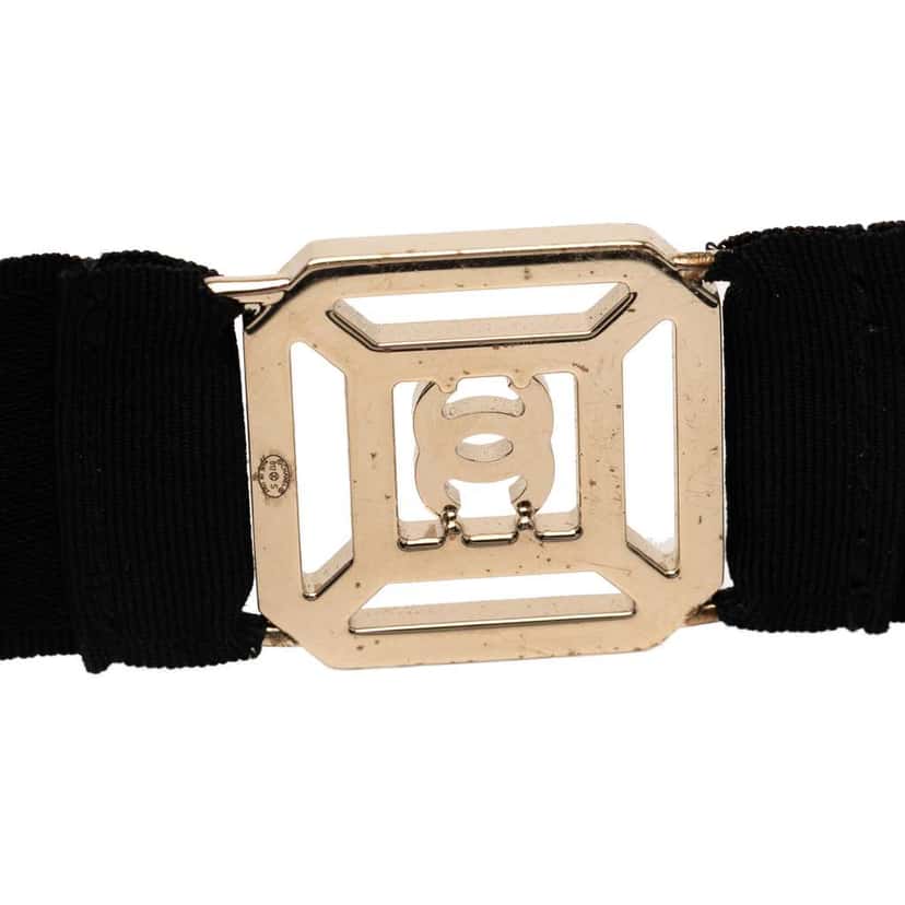 Chanel Gold Plated Rhinestones Embellished Snowflake Pendant Necklace Gold Metal Good condition - Box View