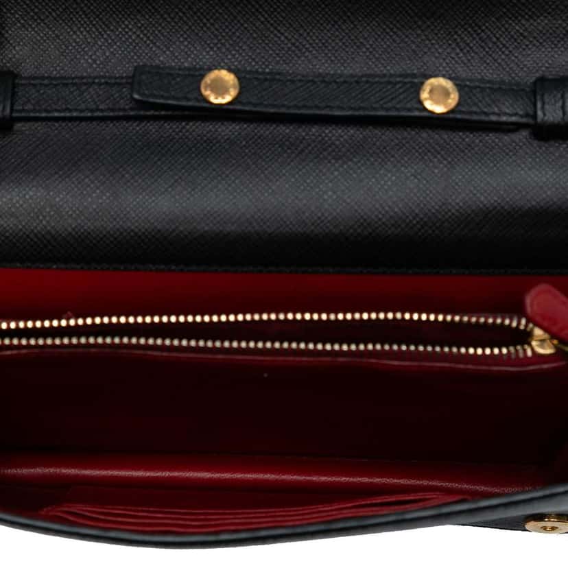 Prada Saffiano Wallet On Chain Black Leather Good condition - Model View