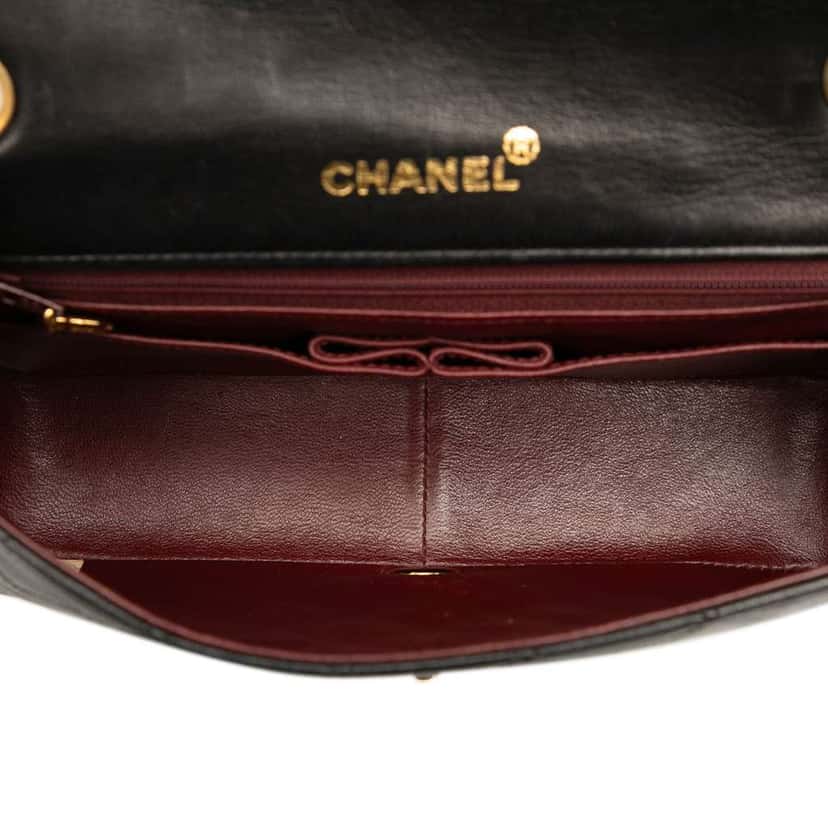 Chanel Medium Quilted Lambskin Full Flap Black Leather Good condition - Model View