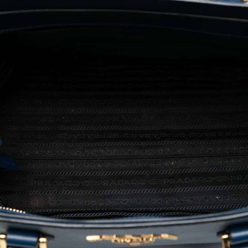 Prada Soft Calf Trimmed Saffiano Zippered Convertible Tote Blue Leather Good condition - Model View