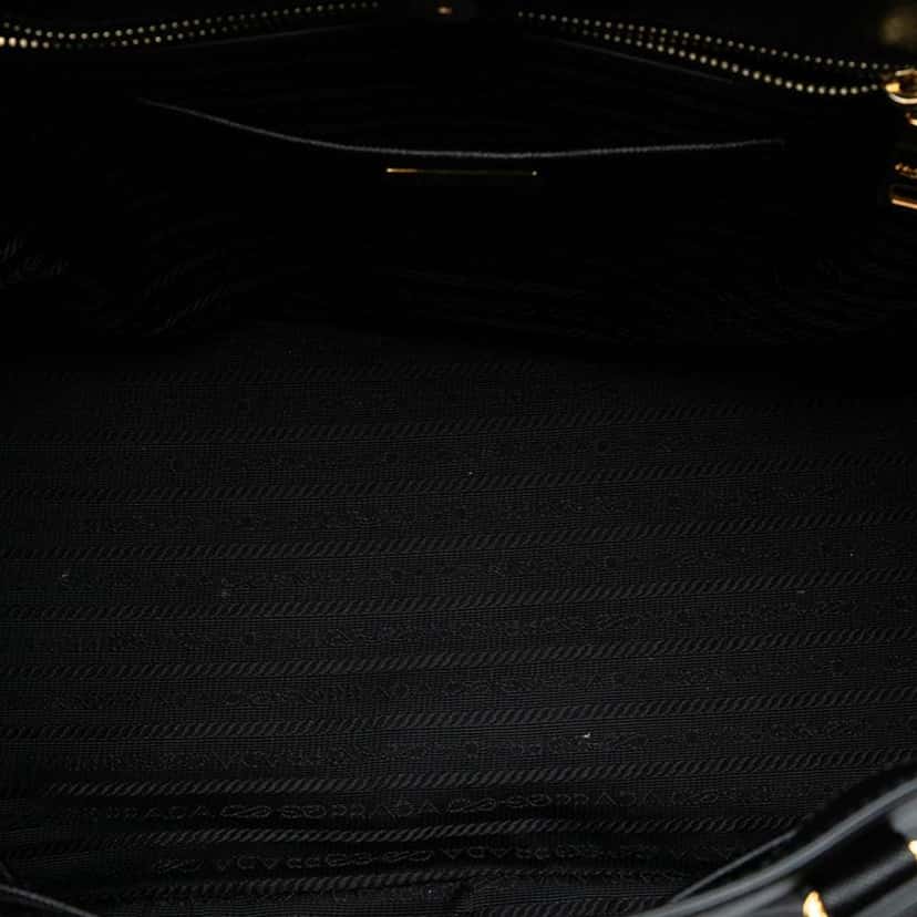 Prada Large Saffiano Lux Galleria Tote Black Leather Good condition - Model View