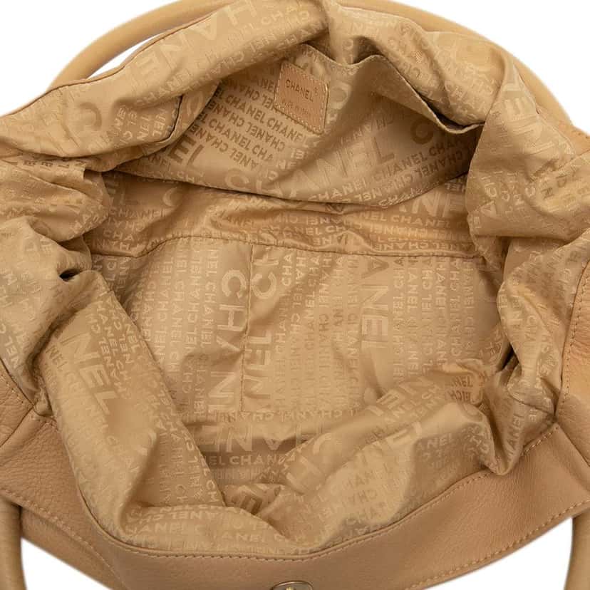 Chanel Grained Calfskin CC Dice Tote Brown Leather Good condition - Model View