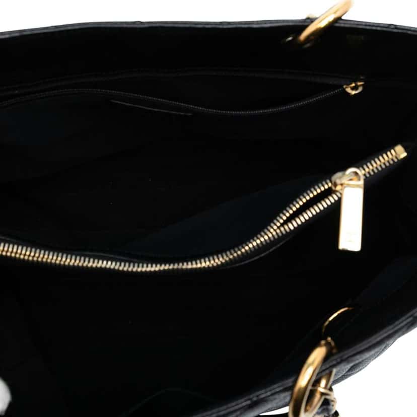 Chanel Caviar Grand Shopping Tote Black Leather Good condition - Model View